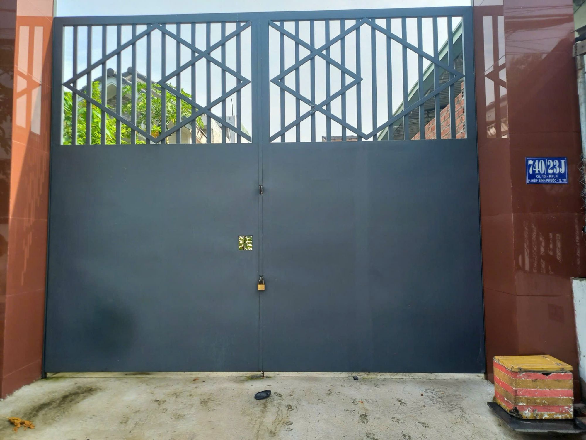 Quyền sử dụng đất thuộc thửa đất số: 552 (MPT 505); tờ bản đồ số: 41 (thửa cũ 32,33. Theo tài liệu đo năm 2005), địa chỉ tại: Phường Hiệp Bình Phước, Quận Thủ Đức (nay là thành phố Thủ Đức), Thành phố Hồ Chí Minh 