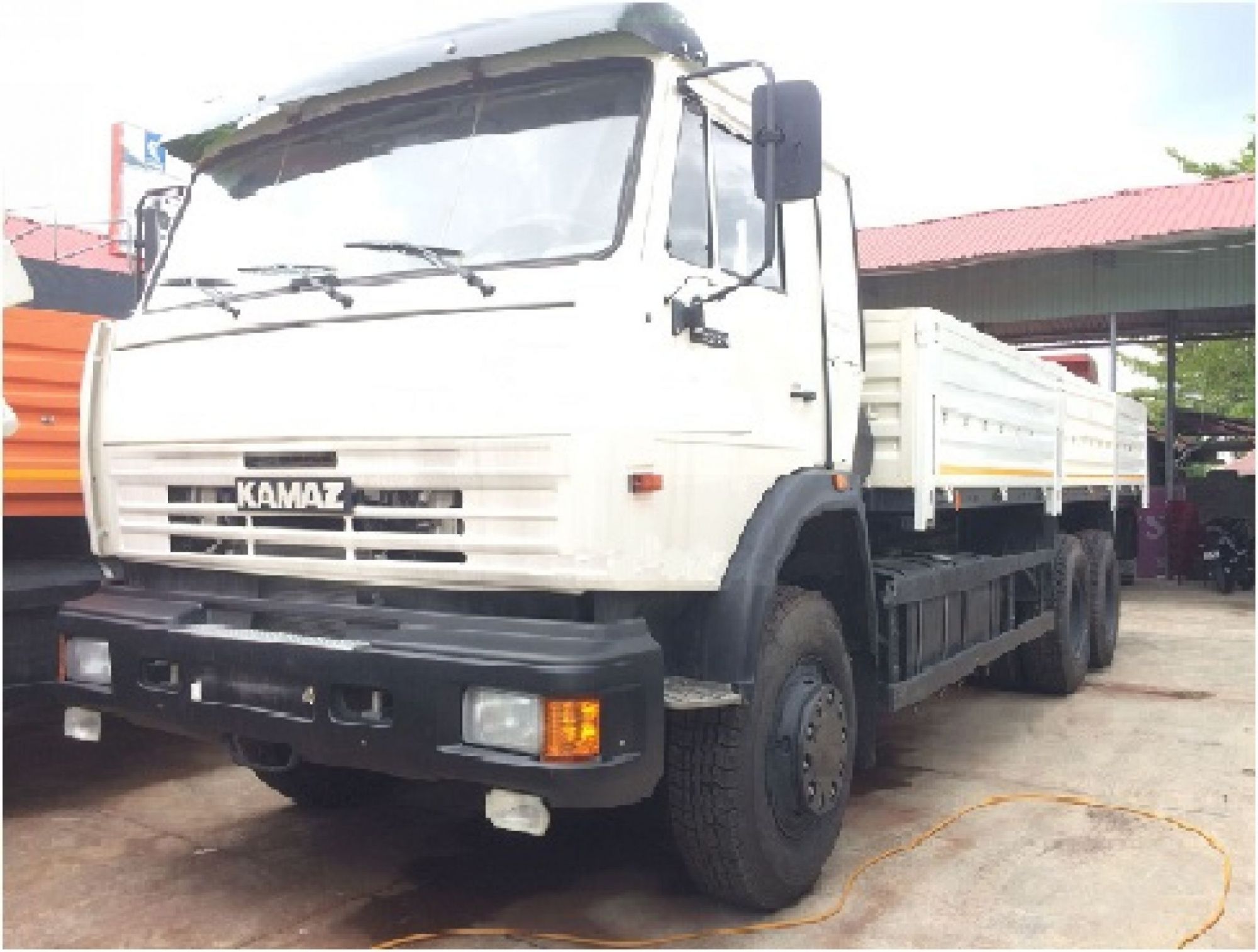 Tài sản bán đấu giá là chiếc xe tải có mui nhãn hiệu KAMAZ , biển số: 61C - 260.25, Số máy: 0300G2802295 thuộc ngân hàng TMCP Nam Á