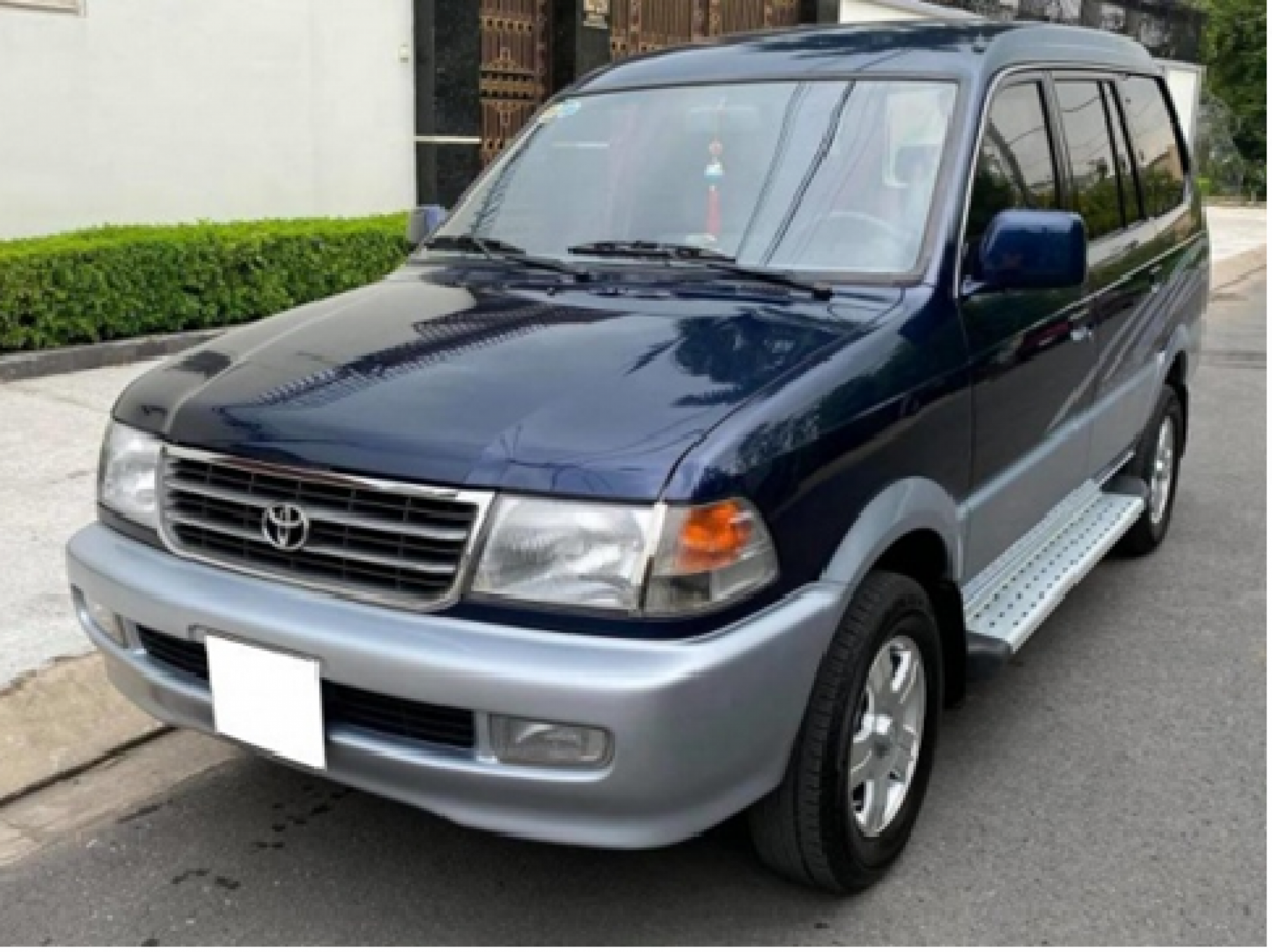 Tài sản bán đấu giá là chiếc xe con hiệu Toyota, biển số 51A - 142.91 thuộc công ty cổ phần đầu tư phát triên hạ tầng IDICO